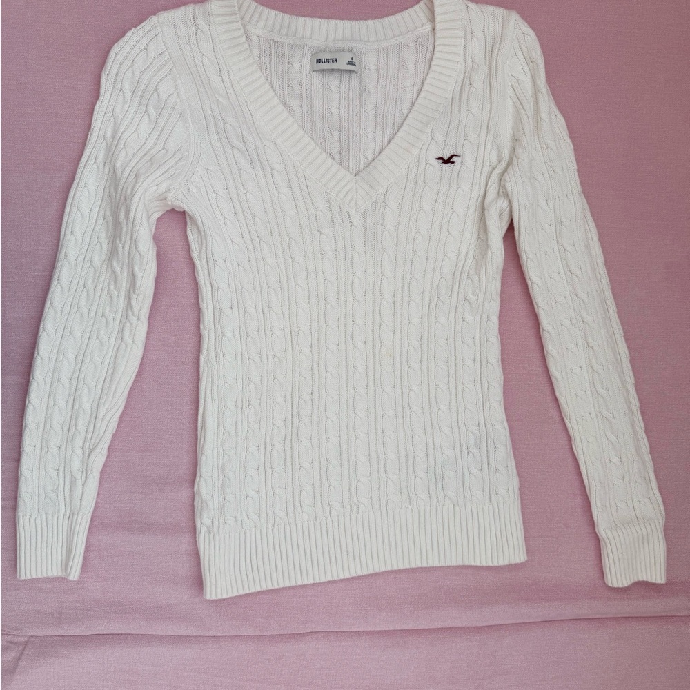 Hollister Women's Ivory V-Neck Sweater